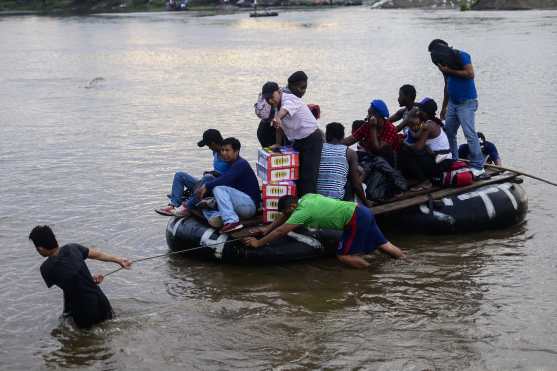 El drama de los migrantes es el diario vivir de las personas que viven en las orillas del río Suchiate y que todos los días ven caras nuevas. Foto Prensa Libre: AFP 