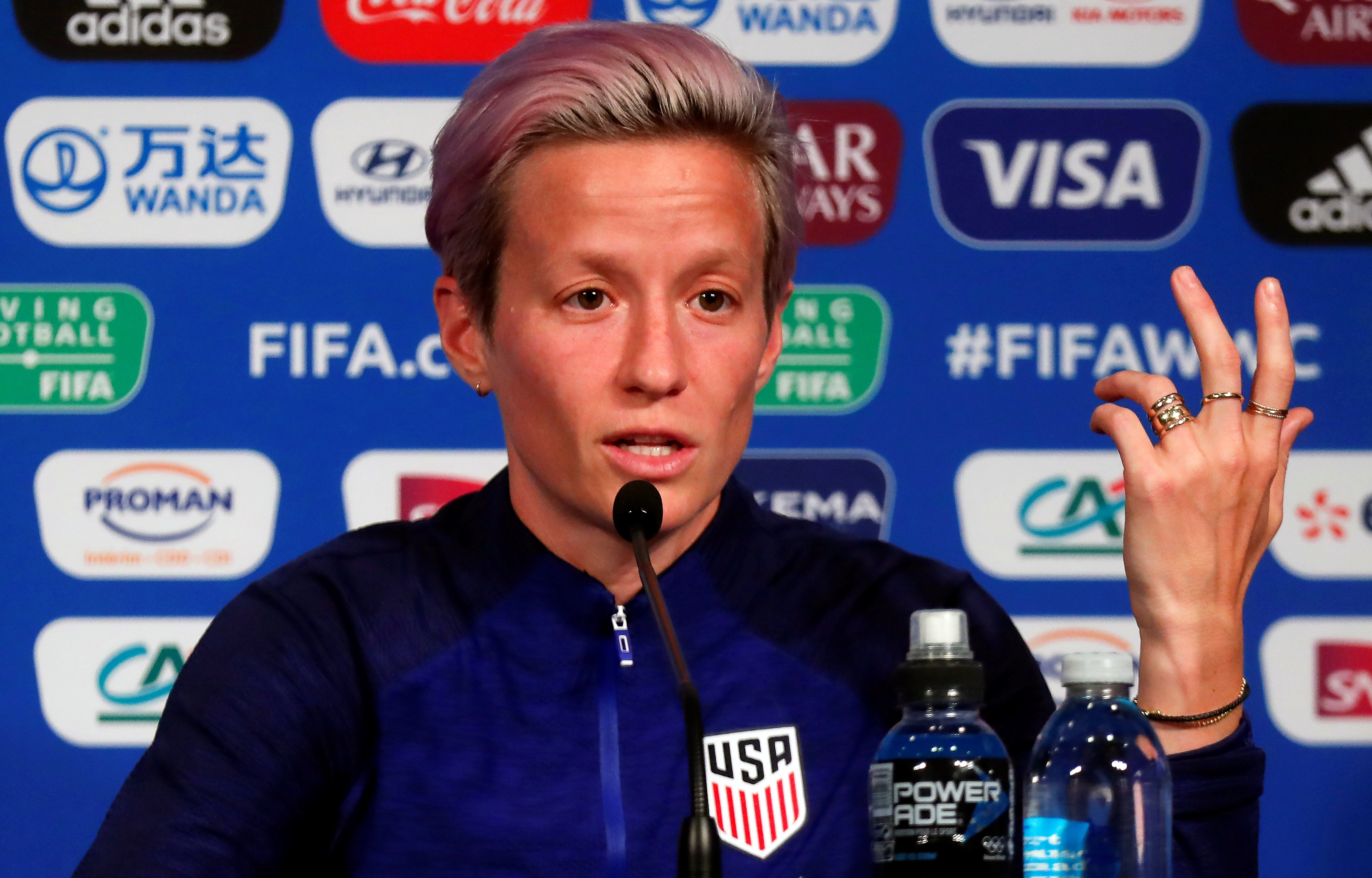 La capitana de la selección estadounidense, Megan Rapinoe, ofrece una rueda de prensa en París (Francia). (Foto Prensa Libre: EFE)