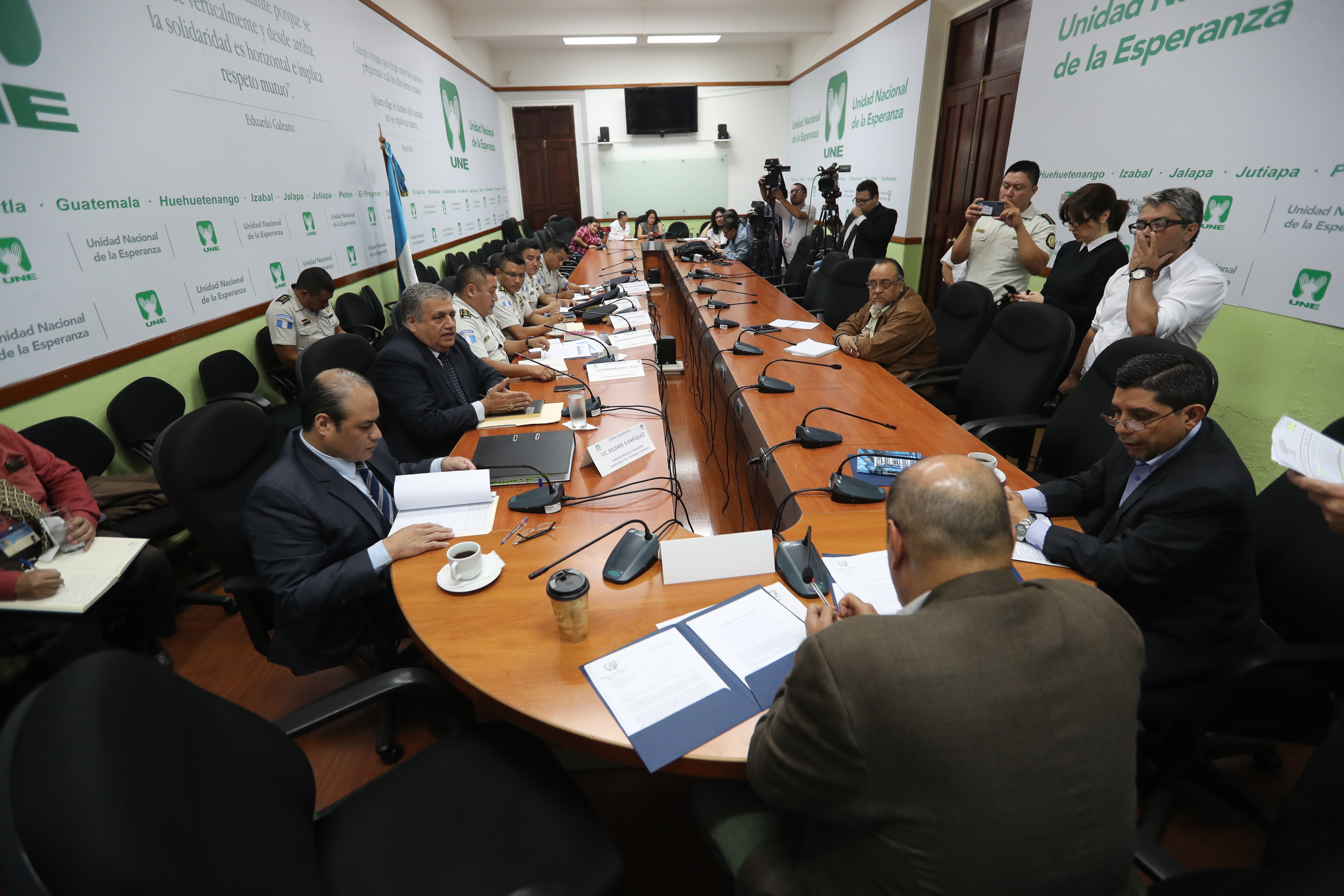 Autoridades de Gobernación, Finanzas Públicas y la Policía Nacional Civil discuten sobre la posibilidad dar un aumento salarial al personal de la Policía. (Foto Prensa Libre: Erick Ávila)