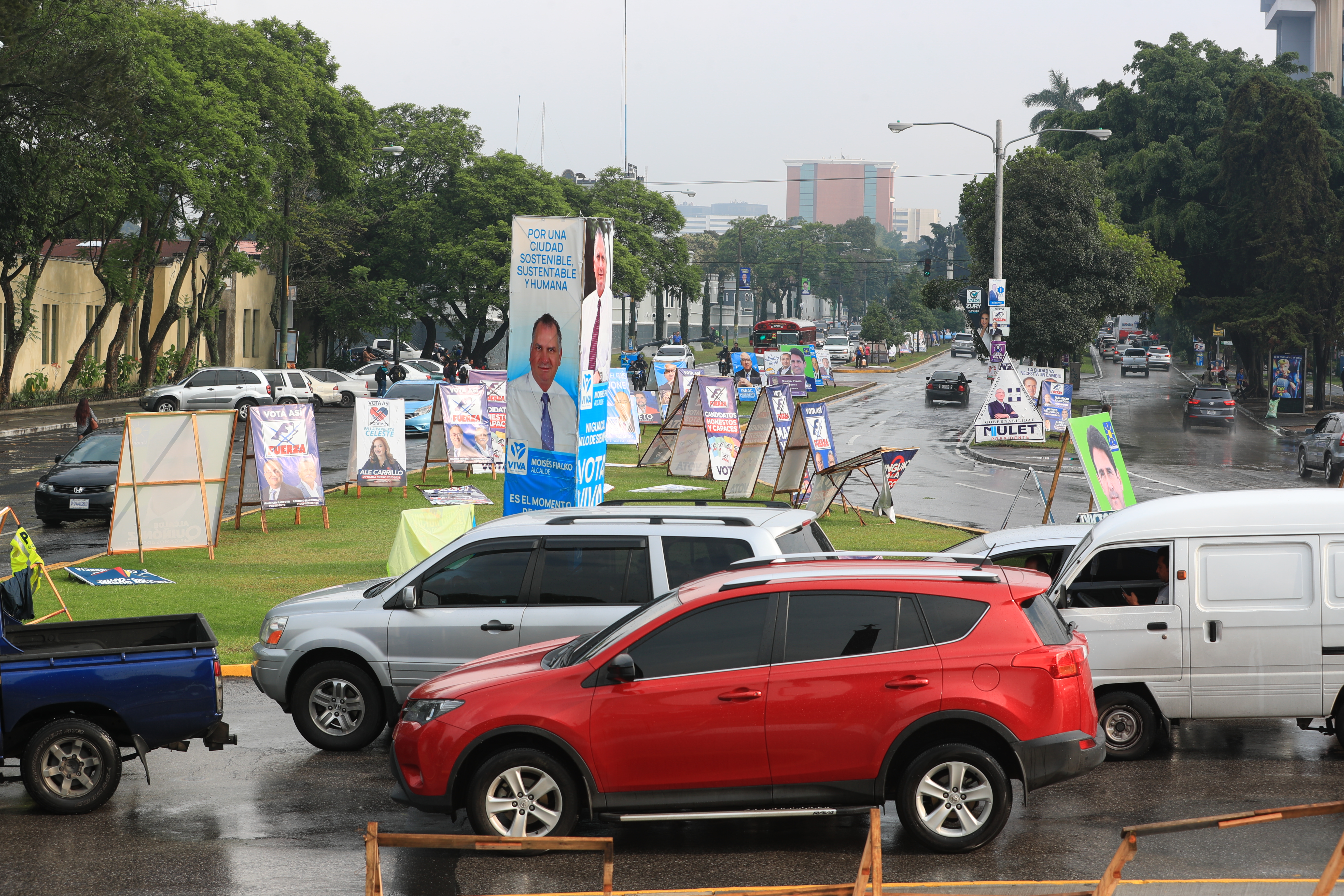 Propaganda de partidos políticos satura la Avenida Reforma desde la zona 4. (Foto Prensa Libre: Carlos Hernández Ovalle)