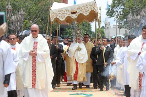 Alfombras de aserrín cubrieron el paso del Santísimo Sacramento. Foto Prensa Libre: Óscar Rivas 