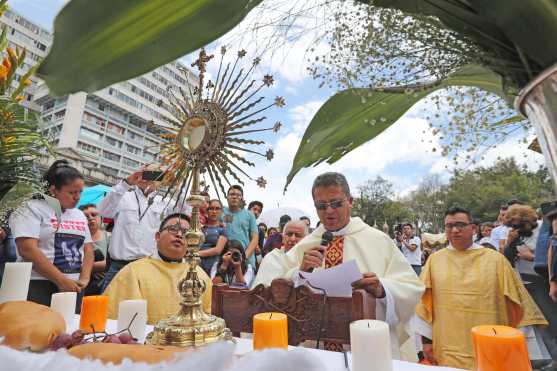 Durante las estaciones se hacían oraciones y se veneraba a Jesús Sacramentado. Foto Prensa Libre: Óscar Rivas 