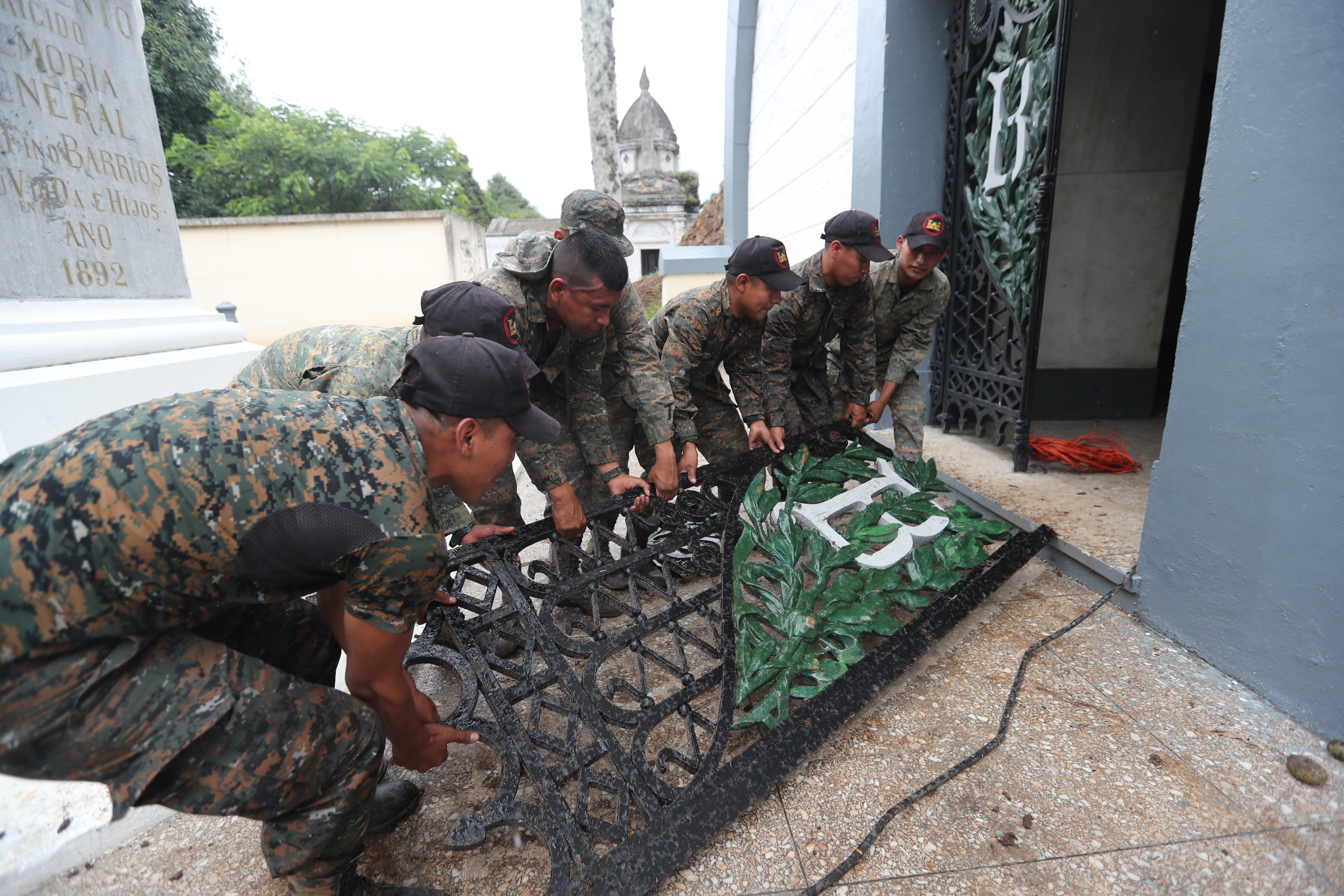 Personal del Ejército de Guatemala hace reparaciones en el mausoleo de Justo Rufino Barrios que fue saqueado por vándalos entre la noche del viernes y madrugada del sábado. (Foto Prensa Libre: Erick Ávila)