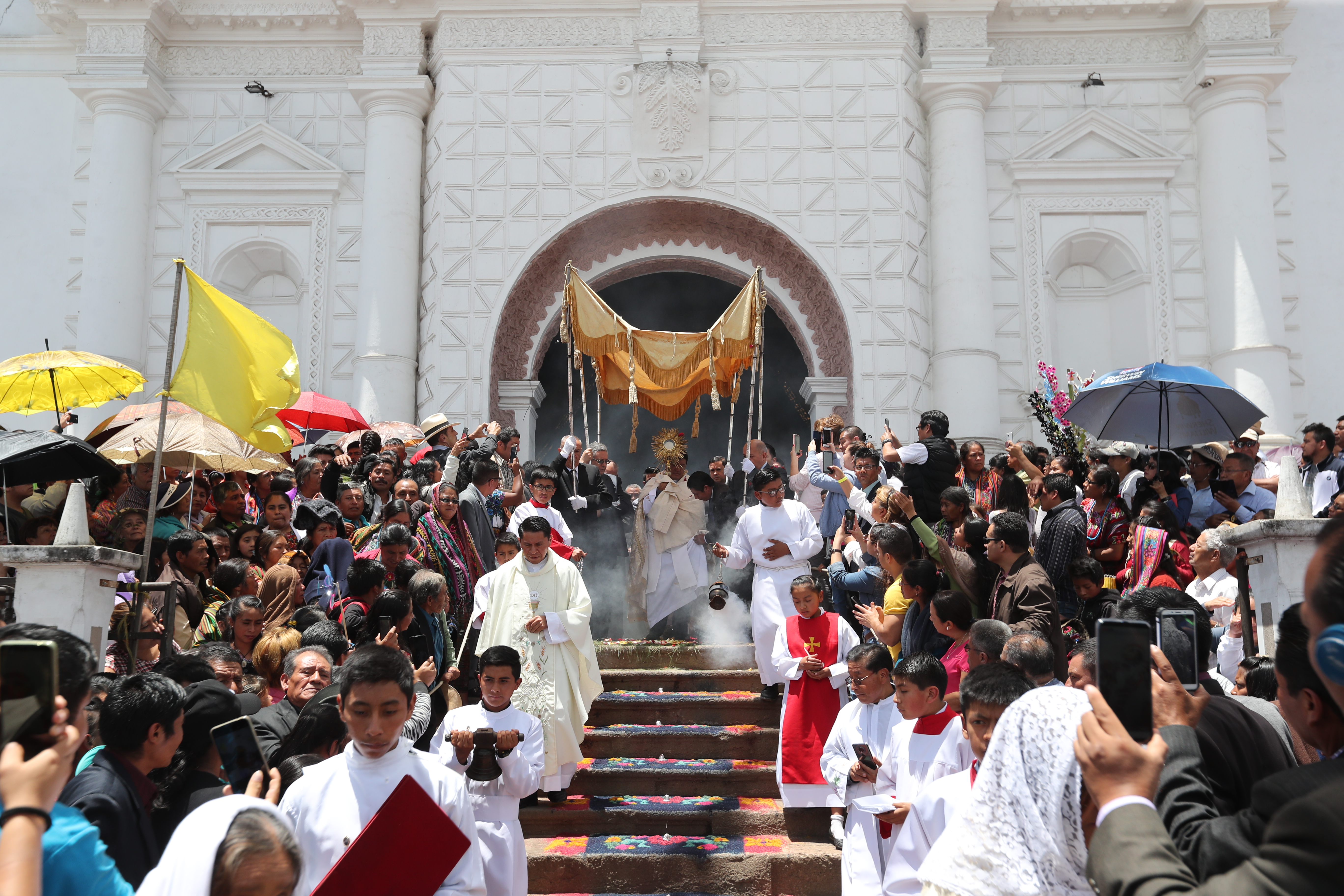 La procesión del Corpus Christi en  Patzún, Chimaltenango es una de las fiestas católicas más significativas. Foto Prensa Libre: Hemeroteca PL)