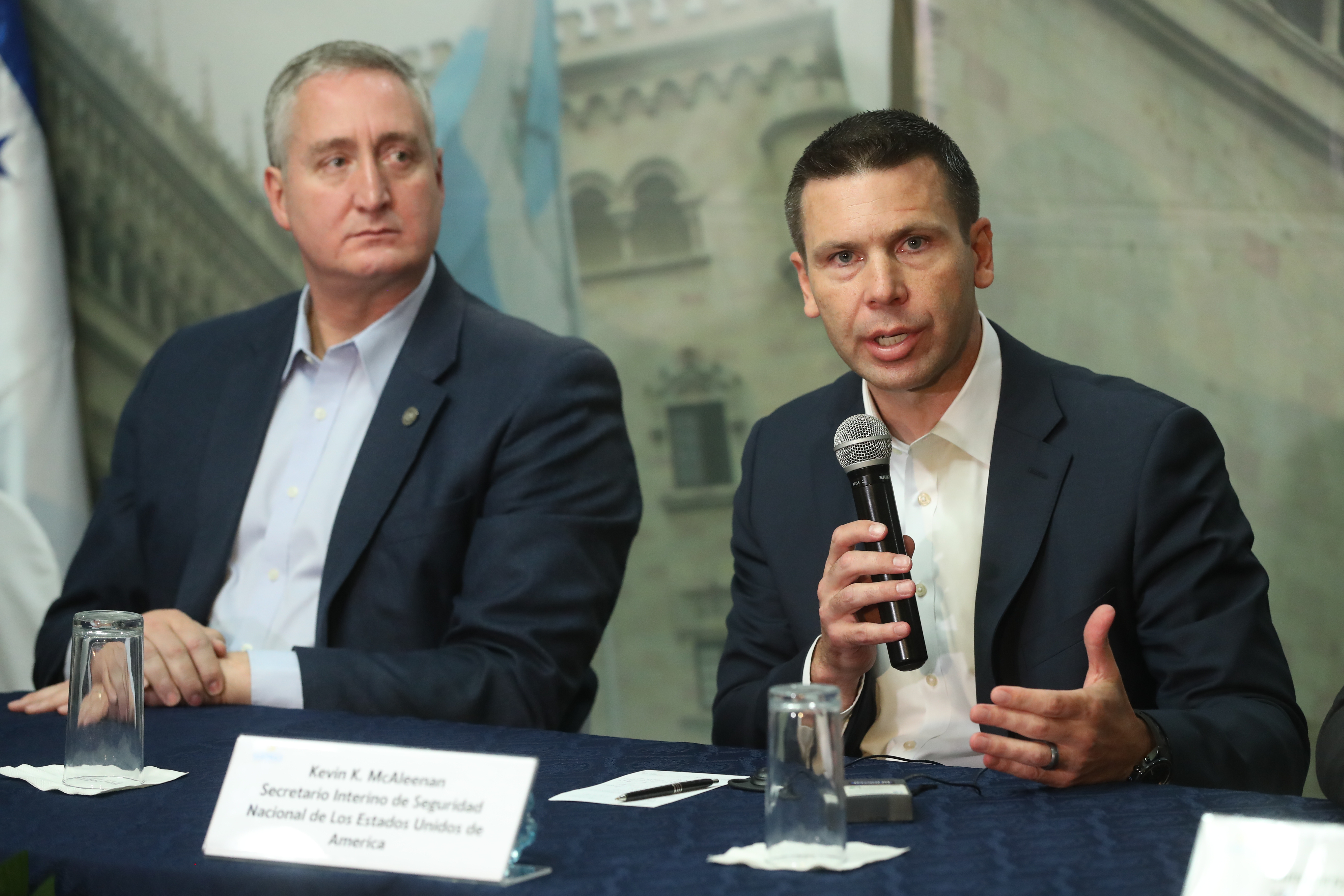 Kevin McAleenan, secretario de Seguridad Nacional de Estados Unidos, durante una reunión con ministros del Triángulo Norte el 26 de junio de 2019 en Guatemala. (Foto Prensa Libre: Hemeroteca PL)