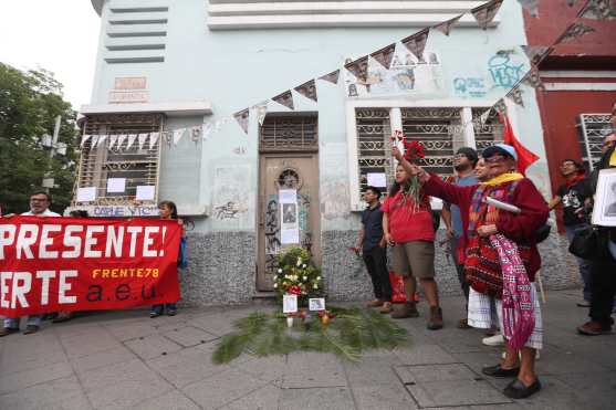 El recorrido de la marcha fue desde el parque Jocotenango hasta la Plaza de la Constitución, haciendo varias paradas durante el camino, entre ellas en la casa del líder estudiantil Oliverio Castañeda de León. Foto Prensa Libre: Óscar Rivas