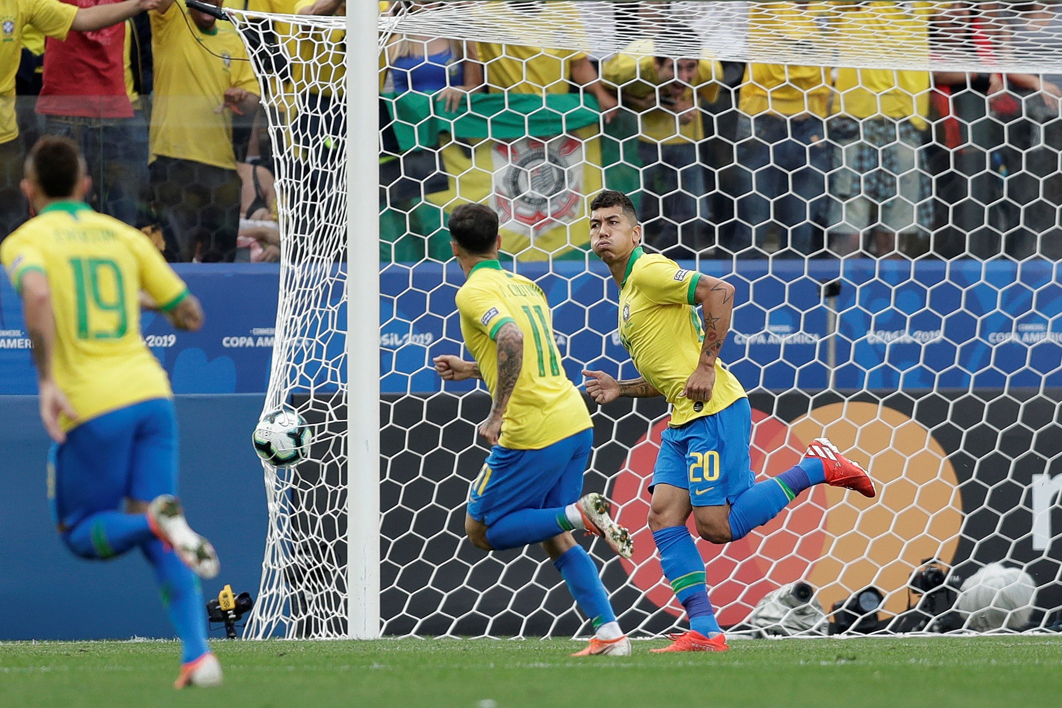 El jugador de Brasil Roberto Firmino (d) celebra un gol, durante el partido Perú-Brasil del Grupo A de la Copa América de Futbol 2019, en el estadio Arena Corinthians. (Foto Prensa Libre: EFE).