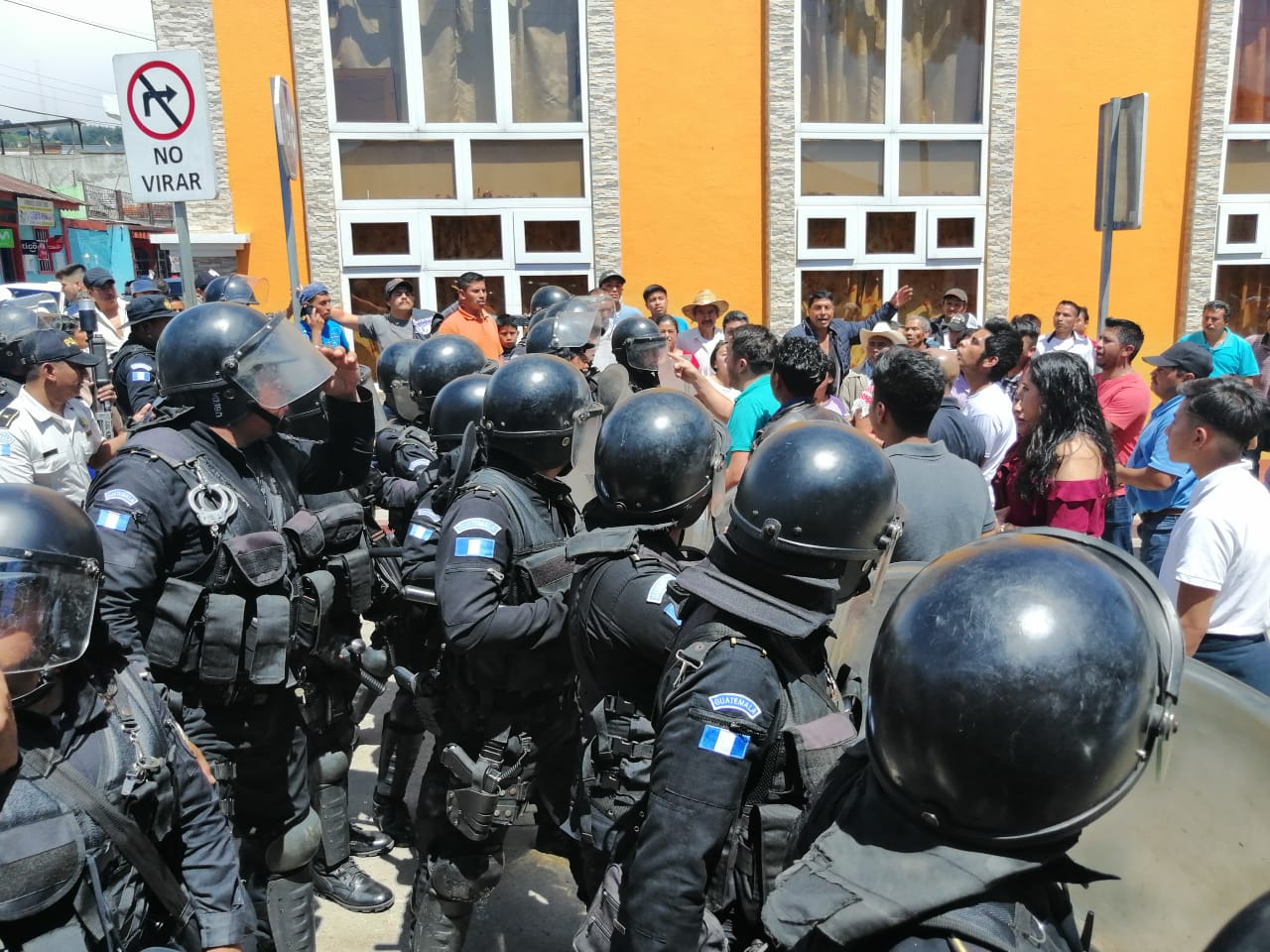 Agentes de la PNC dispersan a pobladores de Esquipulas Palo Gordo, San Marcos, el 16 de junio de 2019. (Foto Prensa Libre: Hemeroteca PL)