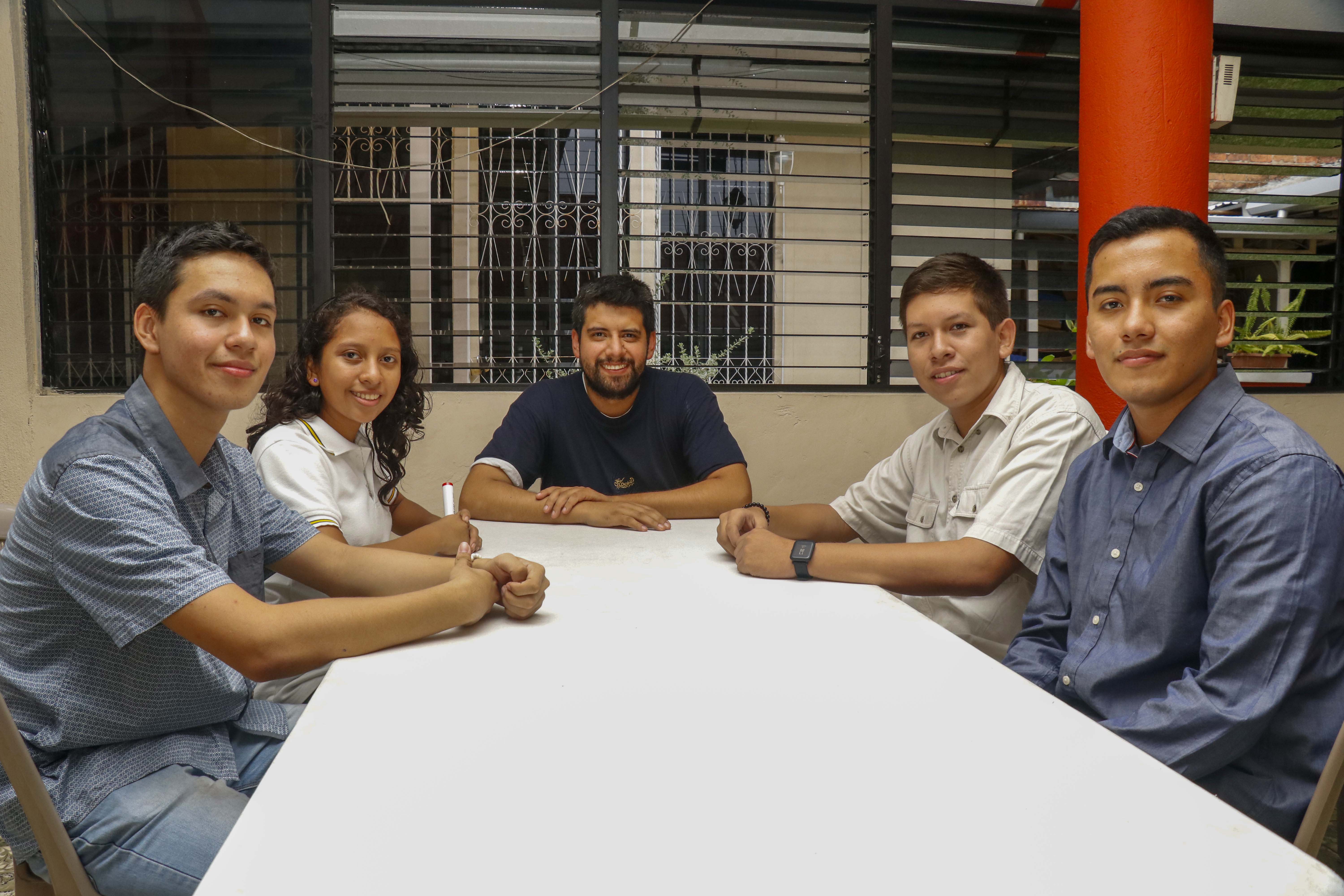 Los estudiantes Óscar López, Roberto Vega, Alfonso Lee y Daly López con el instructor  Rony Gramajo, al centro, se preparan para viajar a Cuba. (Foto Prensa Libre: Rolando Miranda)