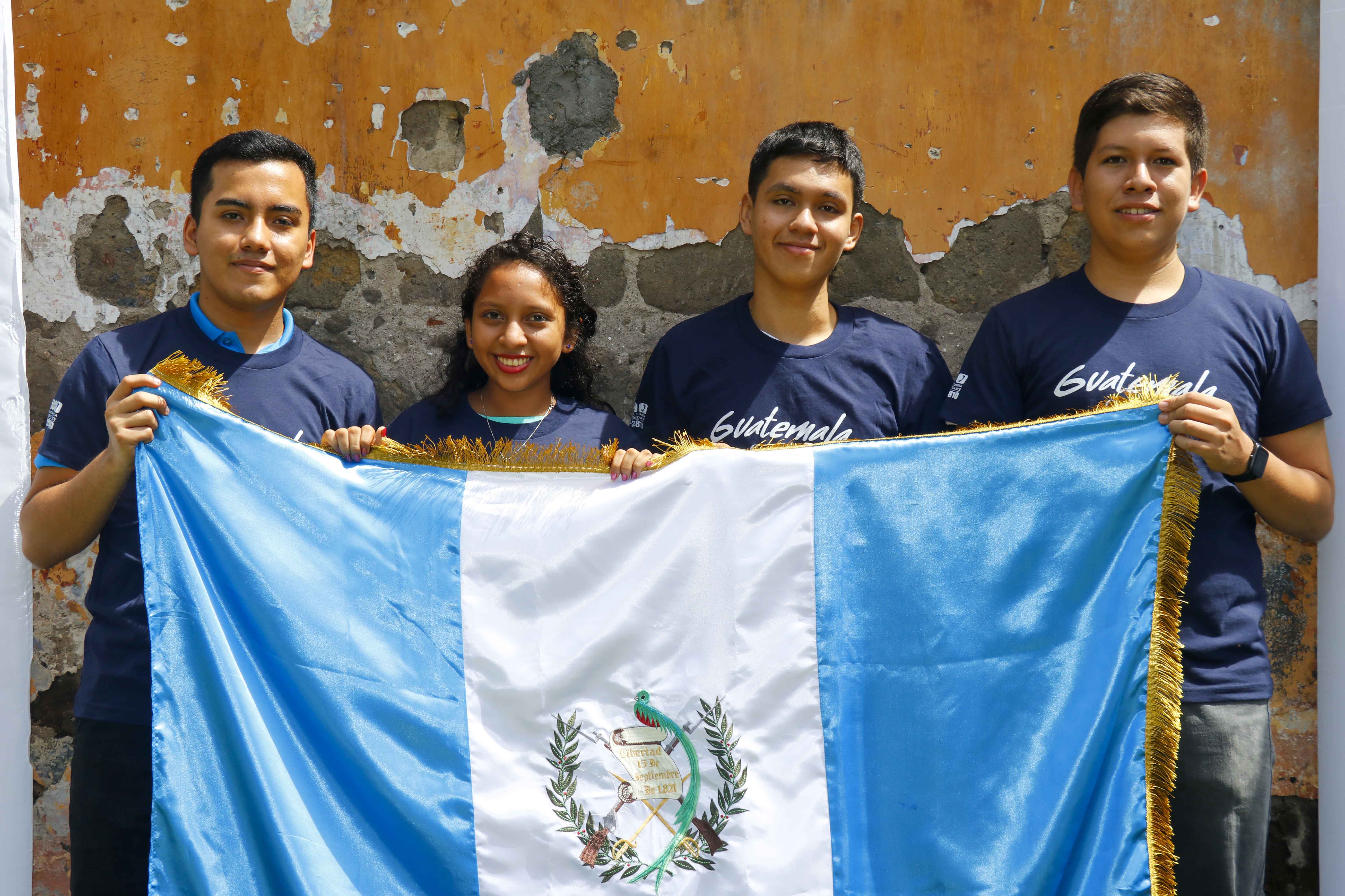 Estudiantes retaltecos viajarán a La Habana, Cuba, para participar en olimpiada de Física. (Foto Prensa Libre: Rolando Miranda)