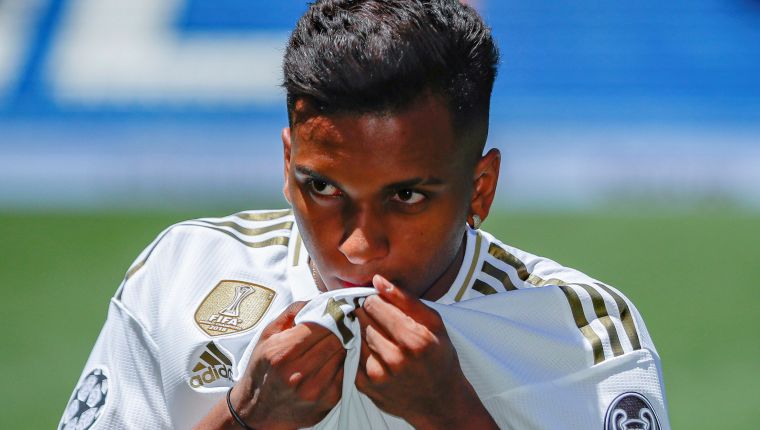 El delantero brasileño Rodrygo Goes (i), durante su presentación como nuevo jugador del Real Madrid (Foto Prensa Libre: EFE)