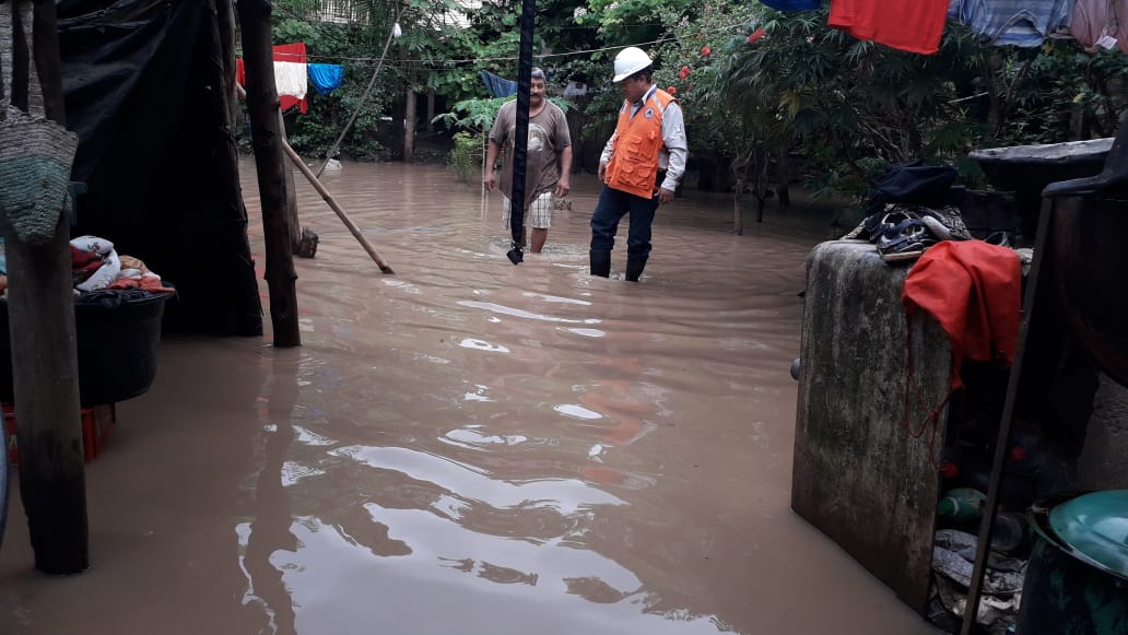 El desborde del río Sis, en Suchitepéquez, afectó a decenas de personas. (Foto Prensa Libre: Conred)