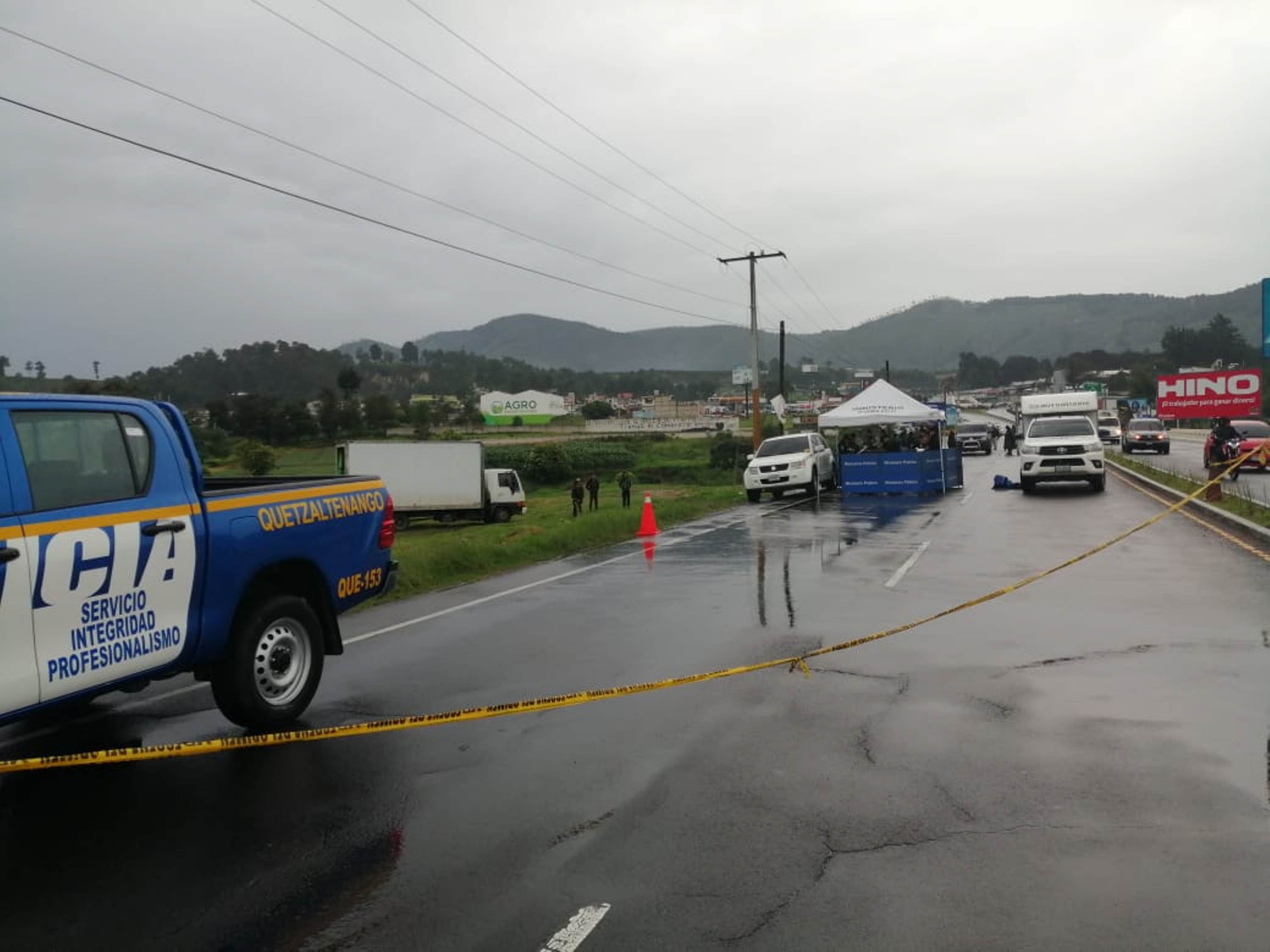 Fiscales del MP recolectaron evidencias en el lugar donde estaba estacionada la camioneta agrícola. (Foto Prensa Libre: María Longo) 