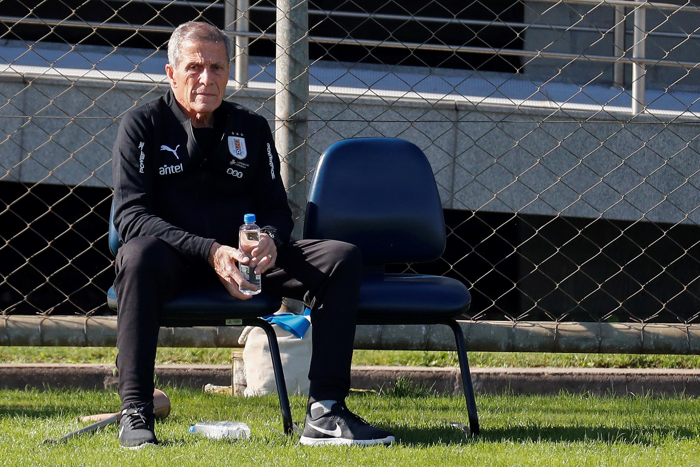 El seleccionador de Uruguya, Oscar Tabarez es la piedra angular del futbol charrúa. (Foto Prensa Libre: EFE)