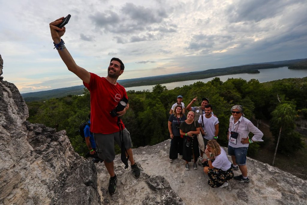 Alberto Menéndez, de Mochileros TV, es periodista especializado en viajes y turismo e influencia. En la foto en su visita al sitio arqueológico Yaxhá en Petén. (Foto Prensa Libre: Inguat)