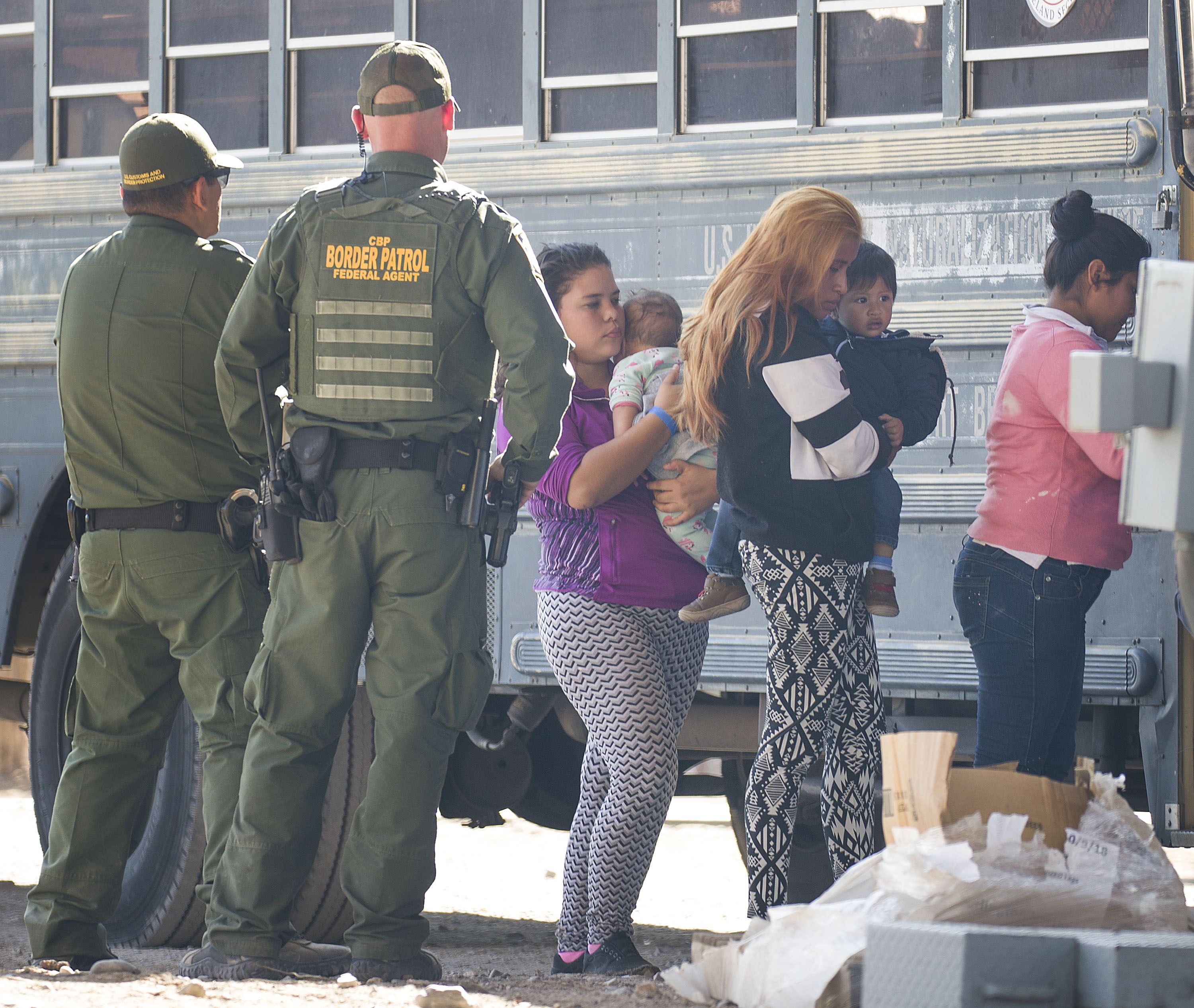 Autoridades fronterizas están en la mira por muerte de migrantes. (Foto Prensa Libre: AFP)