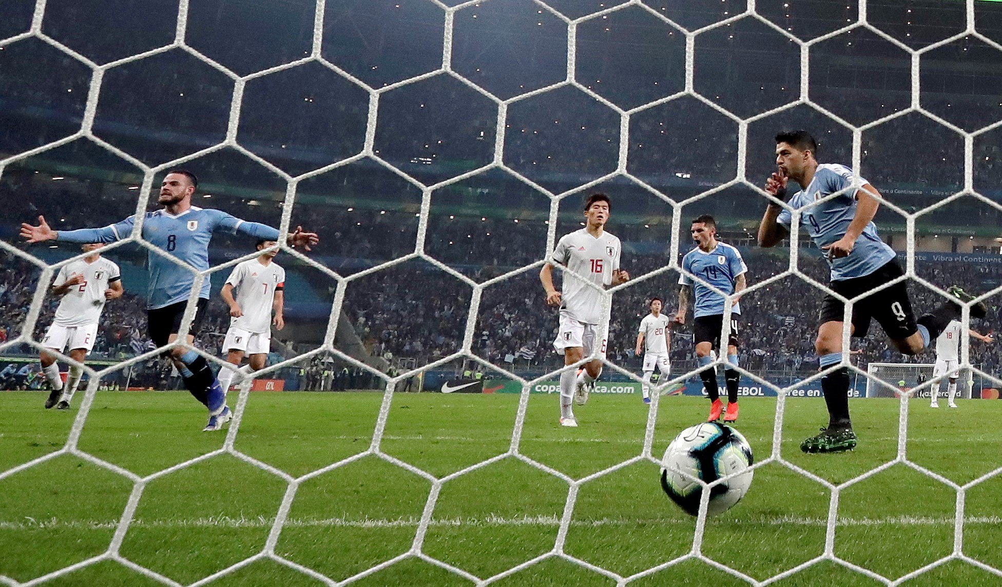 El jugador de Uruguay Luis Suárez (d) celebra un gol, durante el partido Uruguay-Japón del Grupo C de la Copa América de Fútbol 2019. (Foto Prensa Libre: EFE)