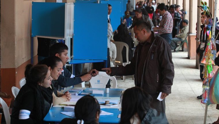 Los magistrados del Tribunal Supremo Electoral decidieron efectuar una revisión de las actas de votaciones por quejas y denuncia públicas de "errores y dudas" en los resultados. (Foto Prensa Libre: Hemeroteca PL) 