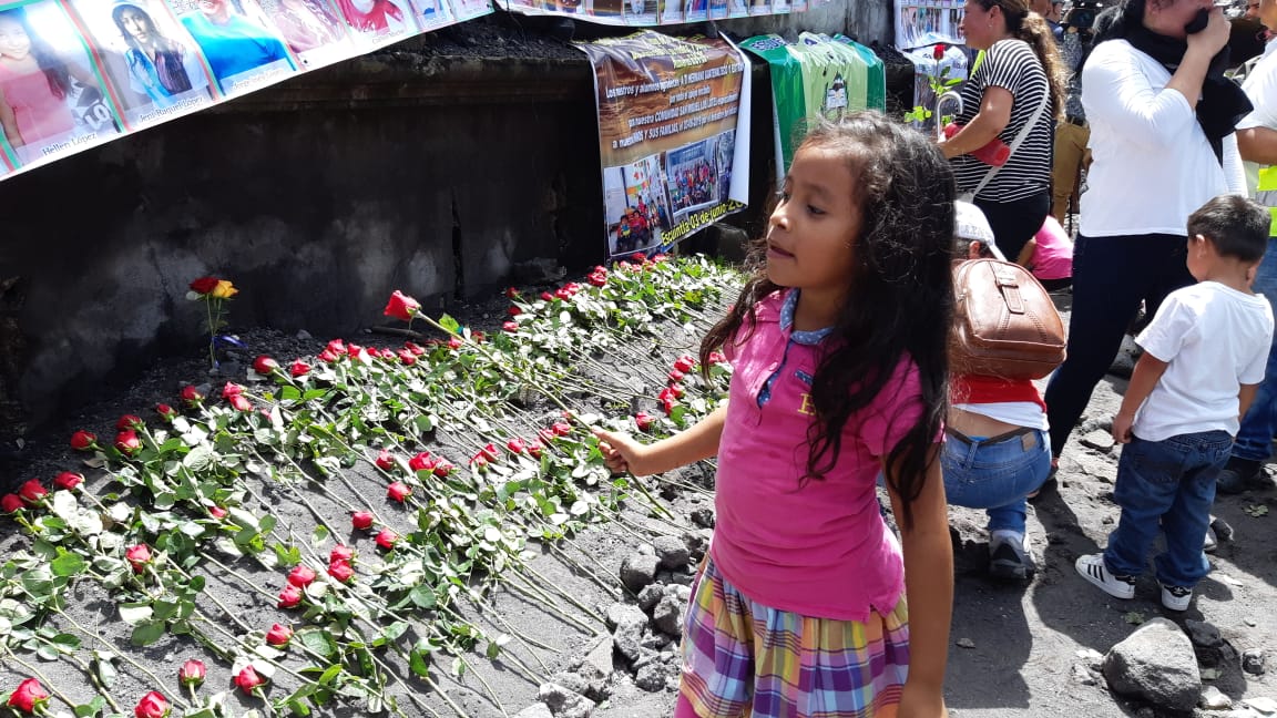 Familiares de los que perecieron por la erupción del volcán de Fuego llegaron al área afectada este lunes y les elaboraron un mural.(Foto Prensa Libre: Enrique Paredes)