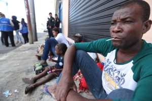 Migrantes detenidos en zona 5 son obligados a estar en albergue. (Foto Prensa Libre: Esbin García)