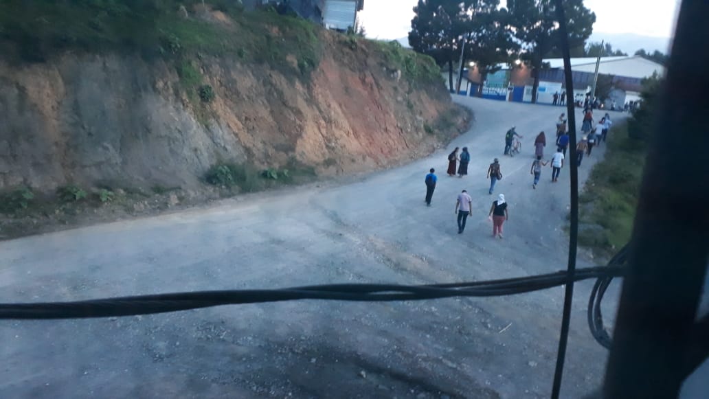 Pobladores descontentos atacan sede de bomberos y palacio municipal en San Juan Chamelco. (Foto Prensa Libre: Eduardo Sam)