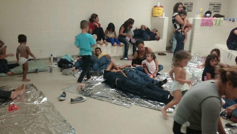 Niños y adultos sufren con las políticas de "tolerancia cero" de Donald Trump. En los centros de detención el trato es inhumano sin importar edad. (Foto Prensa Libre: EFE) 