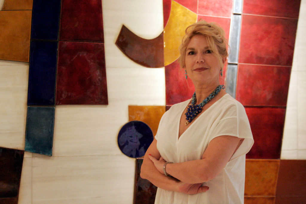 Exposicin de pinturas y esculturas Esencia del Colectivo Cinceles en la Sala de Exposiciones "Carlos Mrida" del Banco de Guatemala.

En imagen, la pintora Beverly Rowley.

Fotografa: Mara Rene Barrientos Gaytan