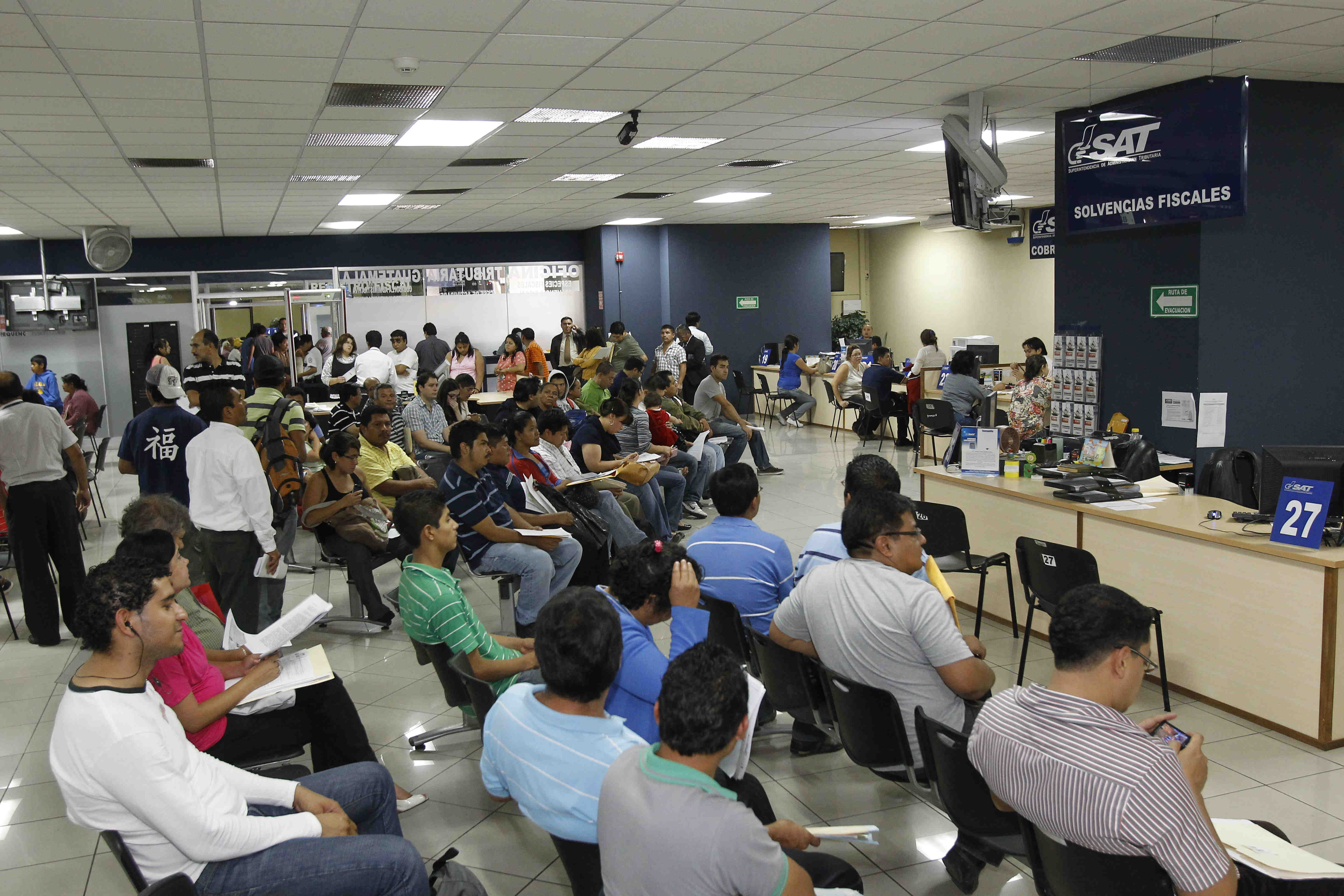 Las oficinas y agencias de la SAT no atenderán a los contribuyentes este lunes 24 de junio por el aniversario. (Foto Prensa Libre: Álvaro Interiano)