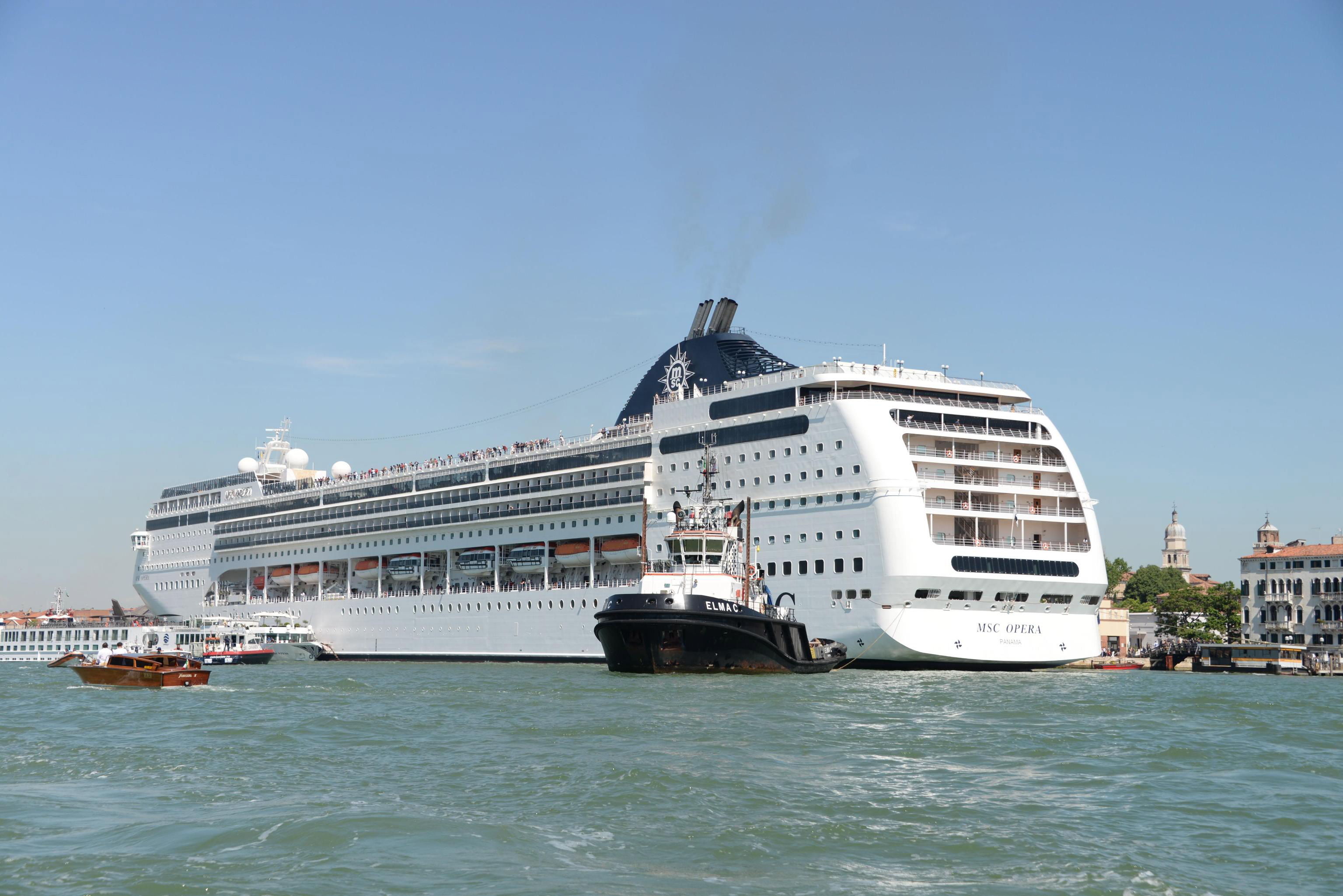 El crucero Opera se ve después de la colisión con un barco turístico, en Venecia, Italia.(Foto Prensa Libre: EFE)