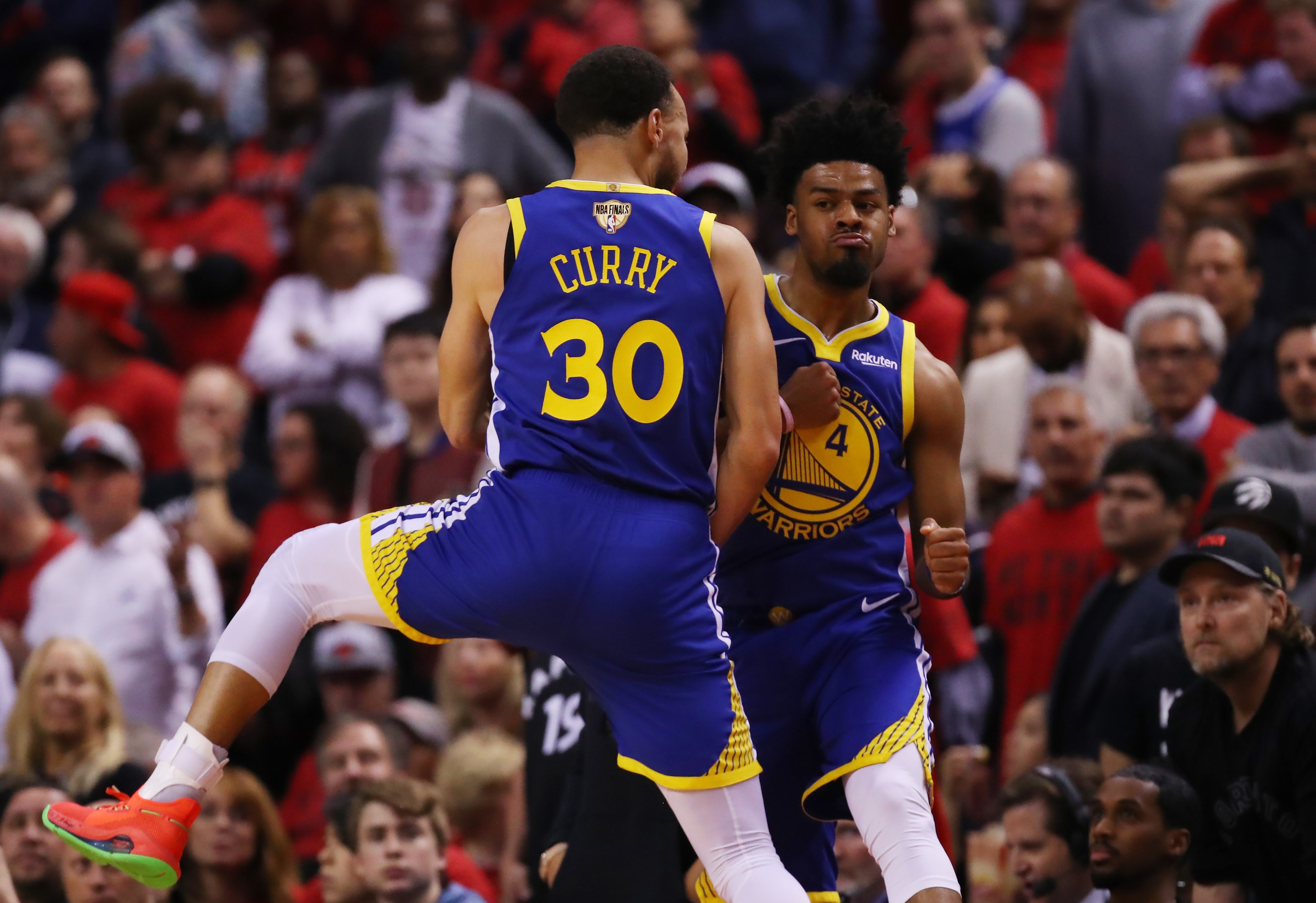 Quinn Cook y Stephen Curry (30) de los Golden State Warriors celebran la victoria contra los Toronto Raptors, en el segundo duelo de la final de la NBA (Foto Prensa Libre: AFP)
