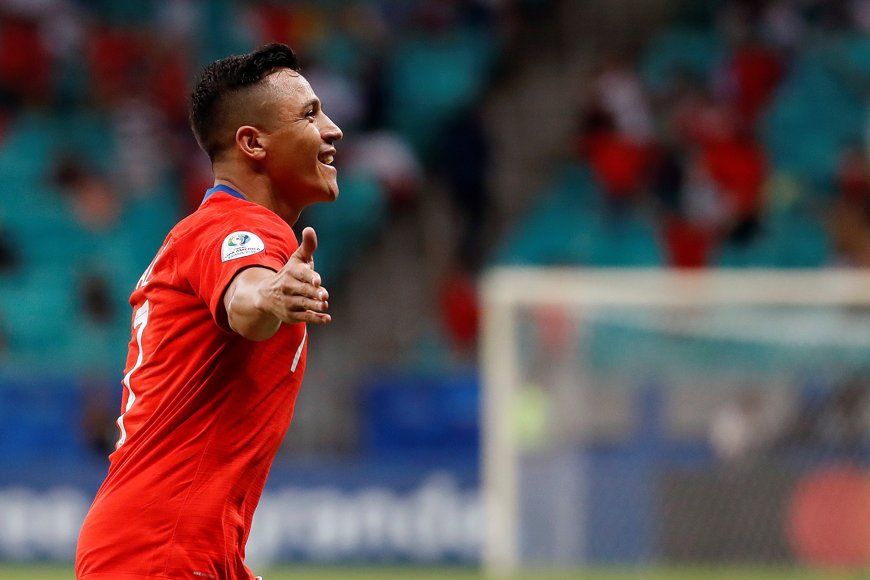 El atacante de Chile Alexis Sánchez celebra su gol, durante el partido Ecuador-Chile del grupo C de la Copa América de Futbol 2019, en el estadio Arena Fonte Nova de Salvador, Brasil (Foto Prensa Libre: EFE)