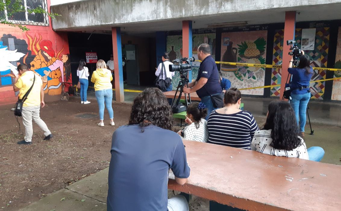 Varias personas se han acercado a votar a la mesa 2,595, donde supuestamente entregaron una boleta marcada a una ciudadana. (Foto Prensa Libre: Dulce Rivera)