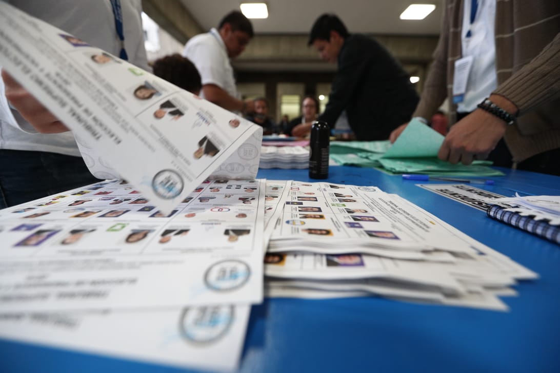 El conteo de votos inicia en más de 20 mil mesas. (Foto Prensa Libre: Carlos Hernández)