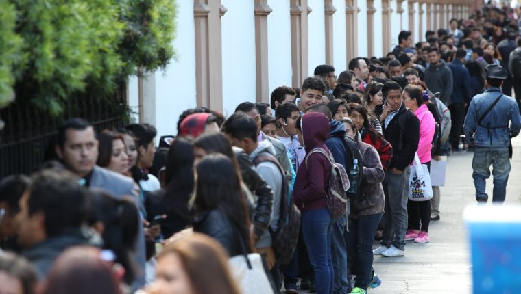 Miles de personas buscan empleo en Guatemala por medio de ferias de empleo, aplicaciones directas en empresas y otras opciones. (Foto, Prensa Libre: Hemeroteca PL).