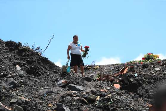 Ofrendas florales fueron llevadas a lo que ahora se conoce como "zona cero".  Foto Prensa Libre: Carlos Hernández