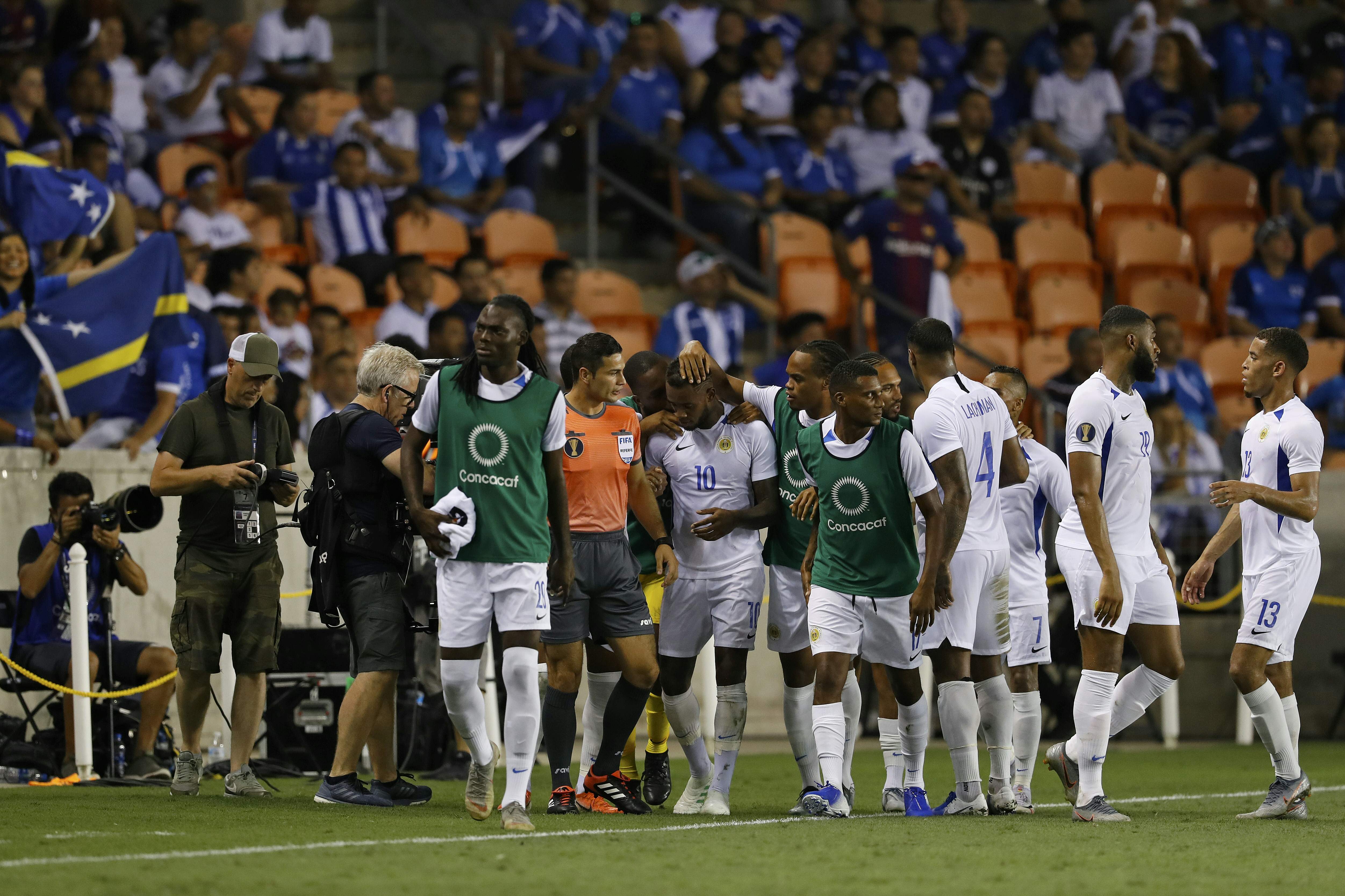 El atacante de Curazao, Leandro Bacuna (al centro), es felicitado por sus compañeros, luego de haber decretado la única anotación del partido, en el estadio BBVA de Houston, Texas, Estados Unidos (Foto Prensa Libre: AFP)