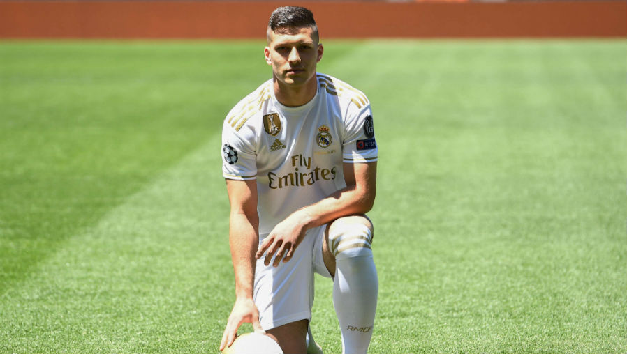 El delantero serbio Luka Jovic fue presentado oficialmente como jugador del Real Madrid. (Foto Prensa Libre: AFP)