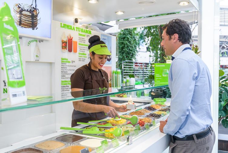 El yogurt de LlaoLlao es elaborado en el momento y servido a 5ºC de forma cremosa al que puede añadir diferentes toppings. (Foto Prensa Libre: cortesía llaollao)