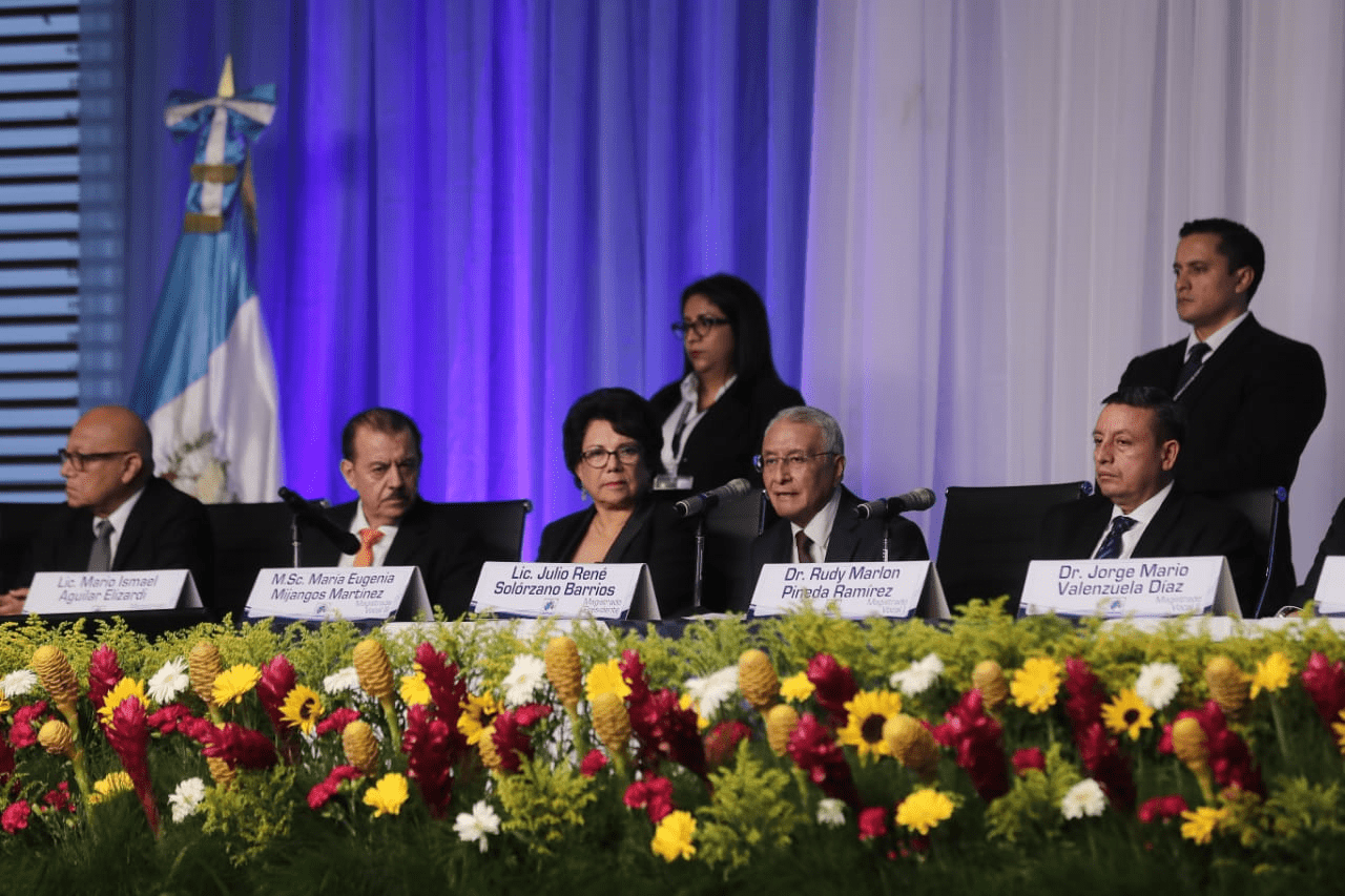 Magistrados del TSE durante la conferencia de prensa en la cual dieron los primeros resultados oficiales. (Foto Prensa Libre: Juan Diego González)