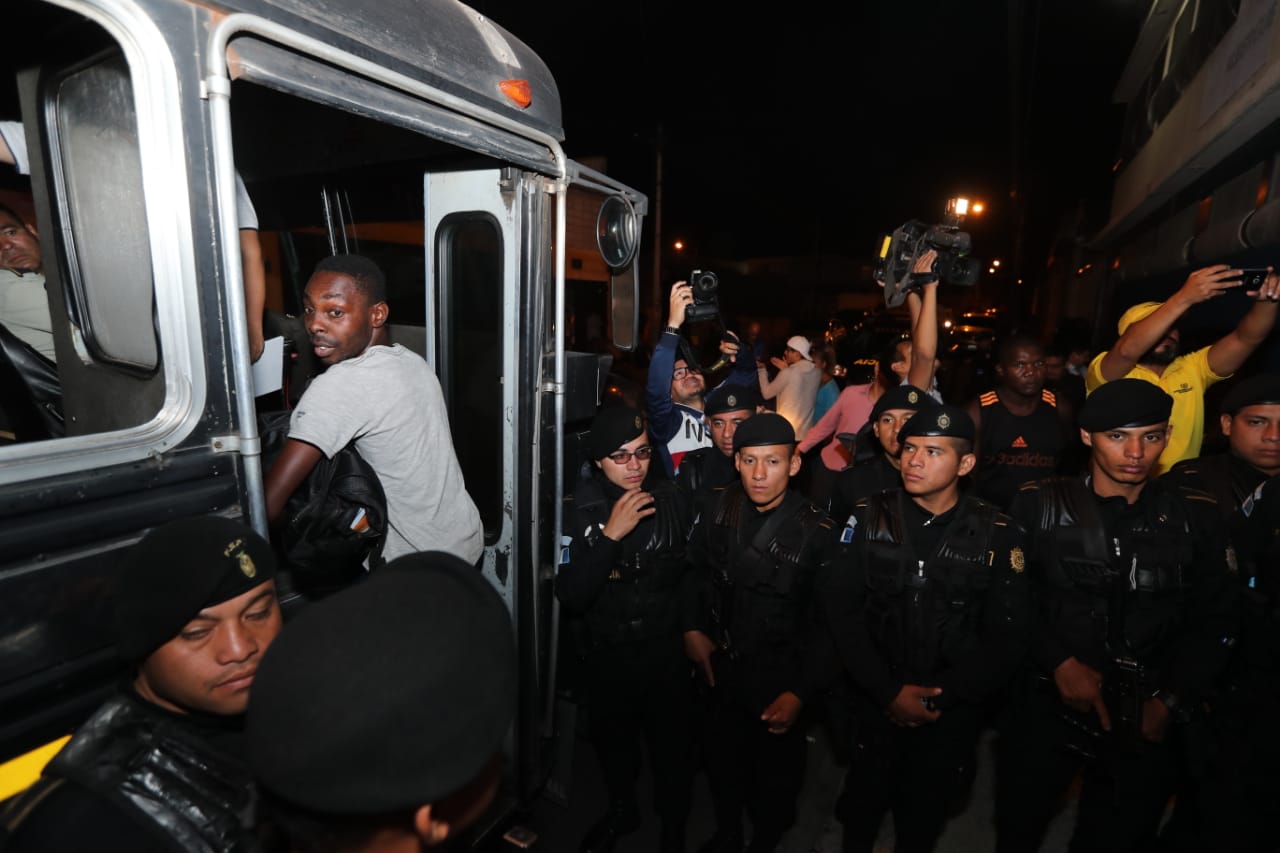 En medio de un fuerte contingente policial, los migrantes son obligados a abordar buses que los llevarán a la frontera con Honduras. (Foto Prensa Libre: Érick Ávila)