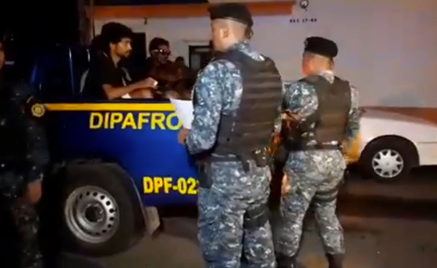 Migrantes de fueron ubicados en el km 31 de la ruta al Pacífico, cuando se dirigían hacia la frontera con México. (Foto Prensa Libre: PNC)