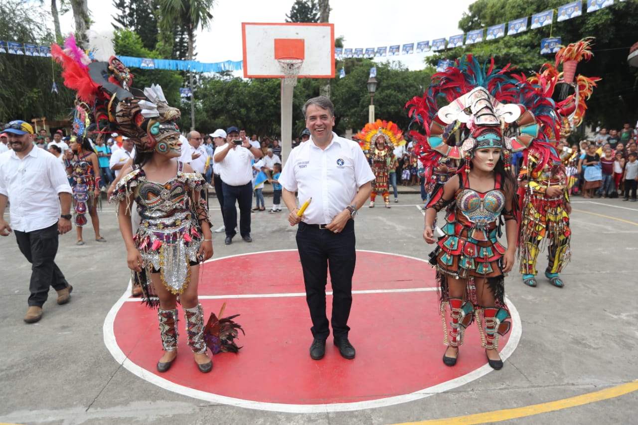 El candidato a la presidencia por la agrupación política Prosperidad Ciudadana, Edwin Escobar, antes del mitin en el parque de Chicacao, Suchitepéquez. (Foto Prensa Libre: Érick Ávila)