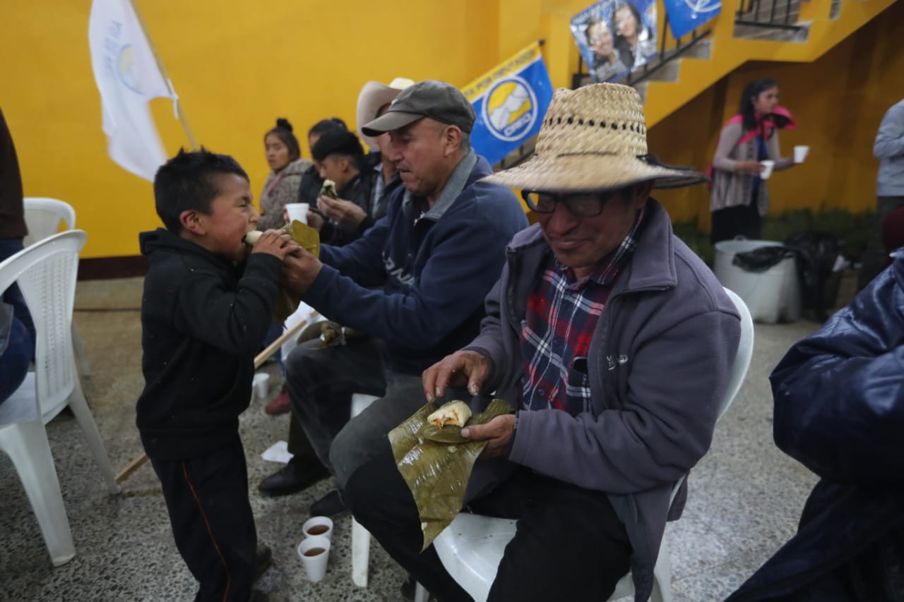 Los asistentes al mitin de Creo comieron tamales de maíz, pastel de banano y café. (Foto Prensa Libre: Érick Ávila)