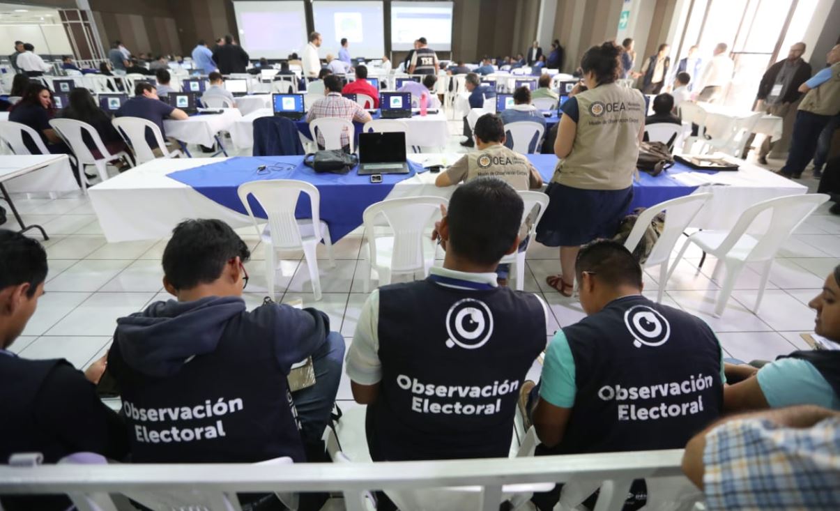 El conteo de votos comienza con la vigilancia de varias entidades. (Foto Prensa Libre: Érick Ávila).