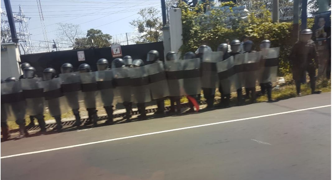 Agentes de la policía permanecen alertas para evitar ataques. (Foto Prensa Libre: Alex Coyoy)