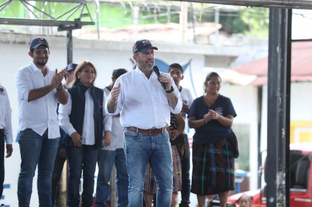 Roberto Arzú, presidenciable de Pan-Podemos durante un mitin en San Sebastián, Retalhuleu el pasado sábado. (Foto Prensa Libre: Esbin García).