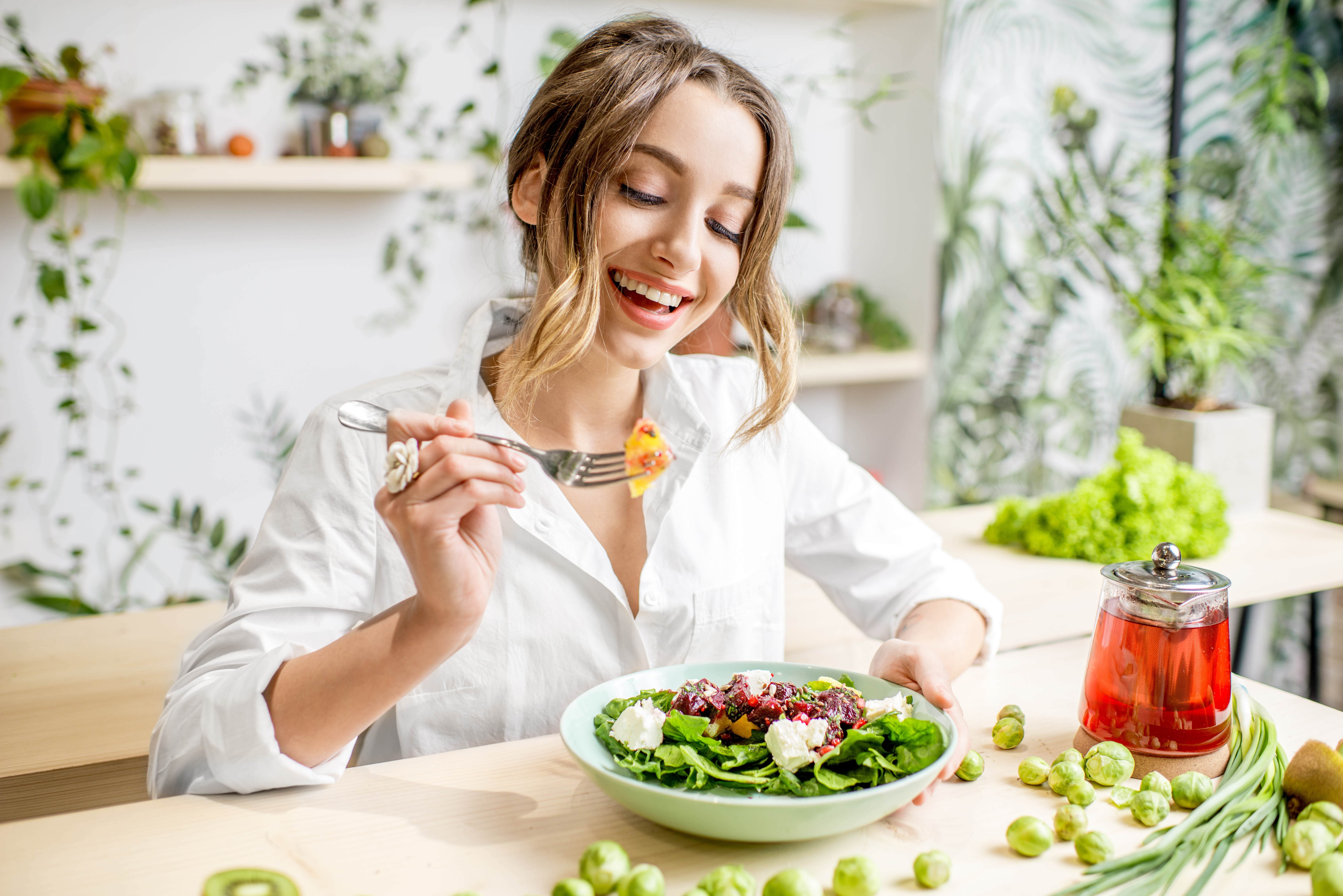 Controlar el consumo de alimentos y bebidas con la intención de perder, aumentar o mantener el peso es una práctica común, pero es importante que tenga el respaldo de un profesional para tomar decisiones respecto a su alimentación. (Foto Prensa Libre: Servicios)