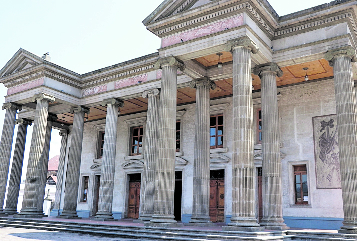 La segunda edición de Historia de los Altos se lanzó el 26 de junio en la libreria Sophos. y cuenta detalles de la ciudad de Quetzaltenango como la costrucción del Teatro Municipal  (Foto Prensa Libre:  Hemeroteca PL)