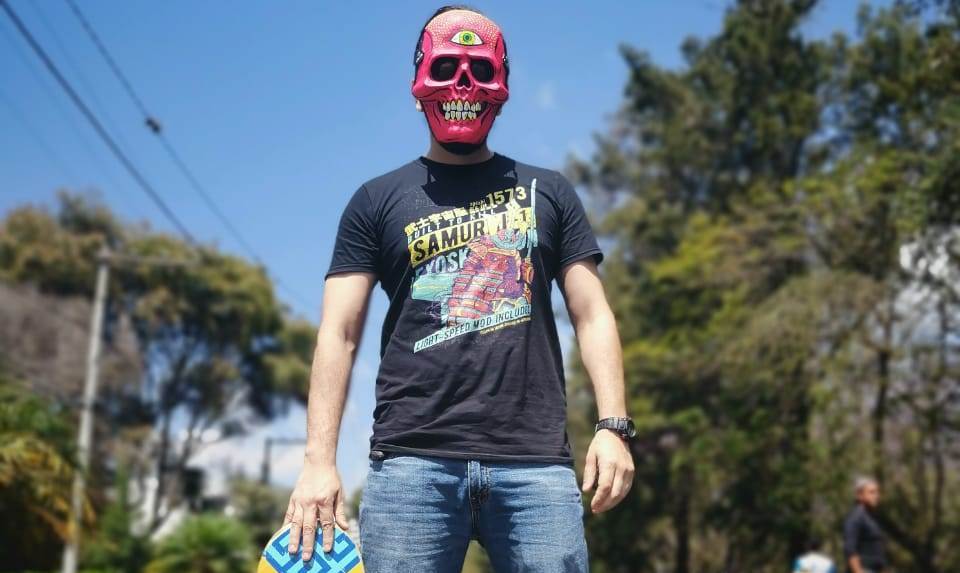 Tokebi es un artista guatemalteco dedicado al diseño, su trabajo está siendo reconocido por artistas en el mundo como la banda Mastodon. (Foto Prensa Libre: Cortesía)