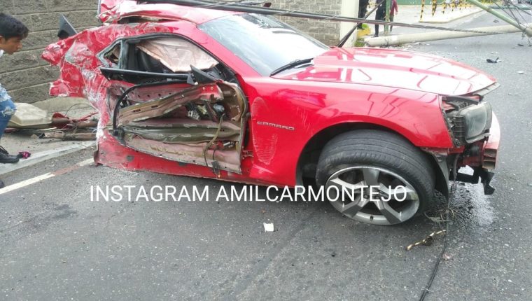 Un vehículo accidentado en la zona 10 capitalina quedó destruido al chocar con dos postes. (Foto Prensa Libre: Amílcar Montejo)